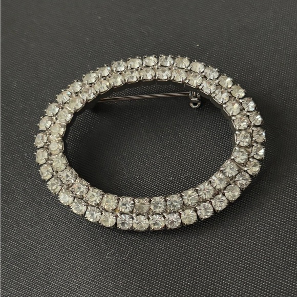 Vintage Rhinestone Wreath Silvertone brooch - Picture 5 of 6